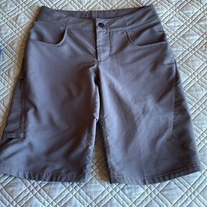 Pearl Izumi Gray Athletic Shorts (P12)